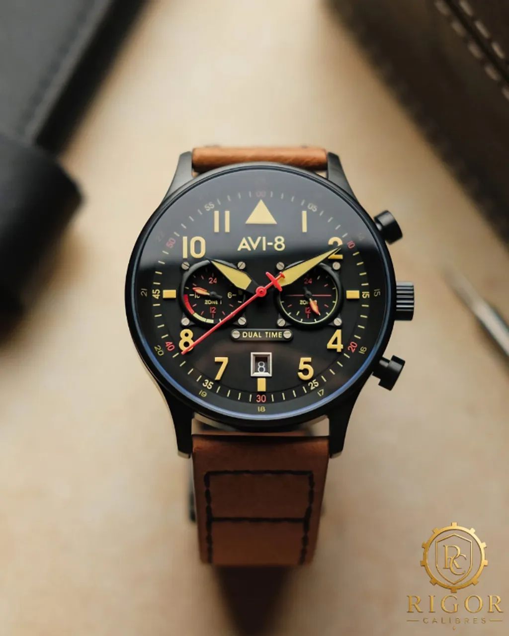 Relógio AVI-8 Hawker Hurricane Carey: Dual Time, Militar, Couro, 43mm, Calibre Quartz - Foto 3