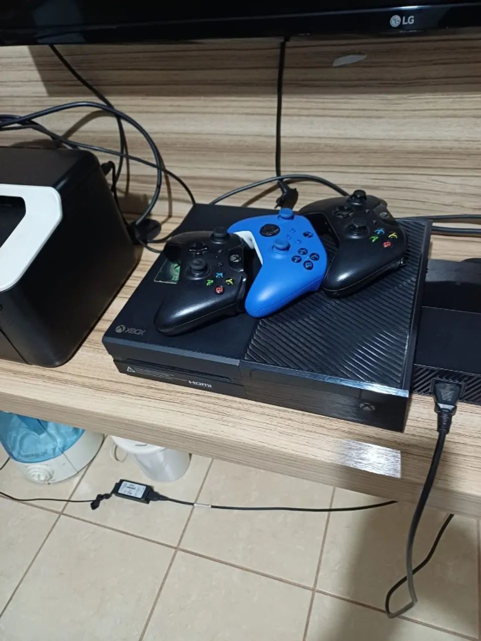 X Box One com 3 controles e 8 jogos - Foto 3