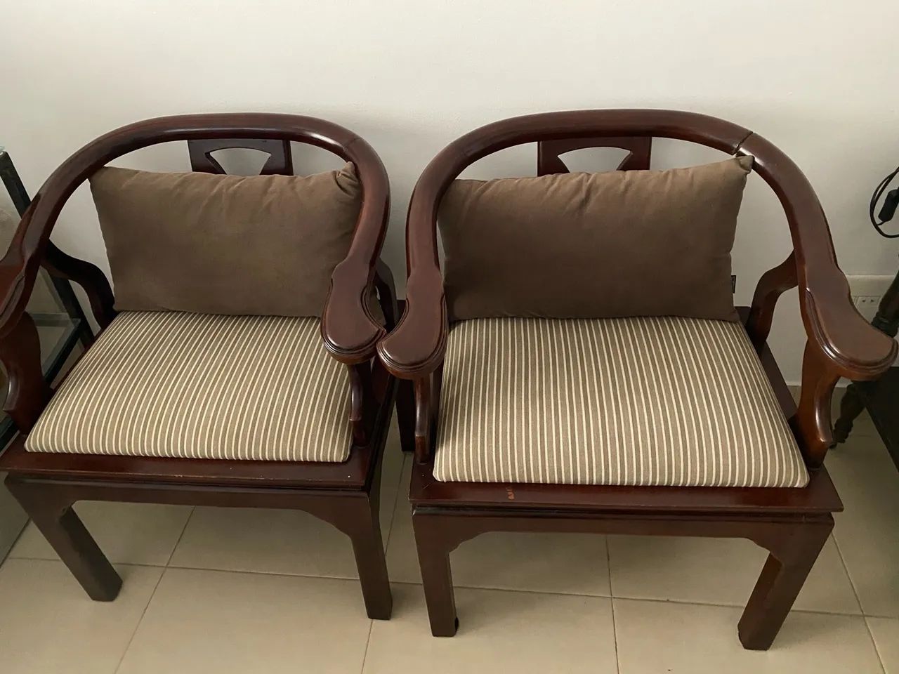 Par de cadeiras estilo colonial 
