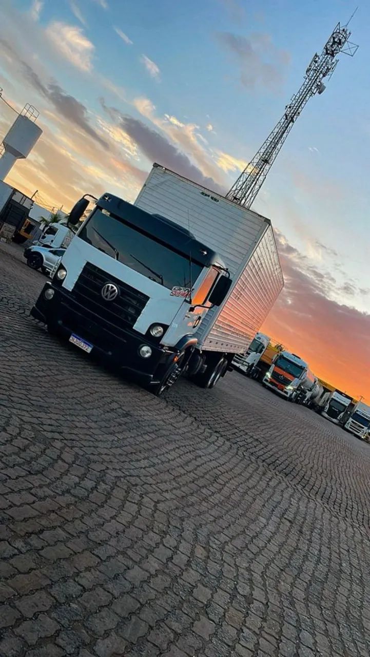 Caminhão Truck Baú 24-250 2011/11