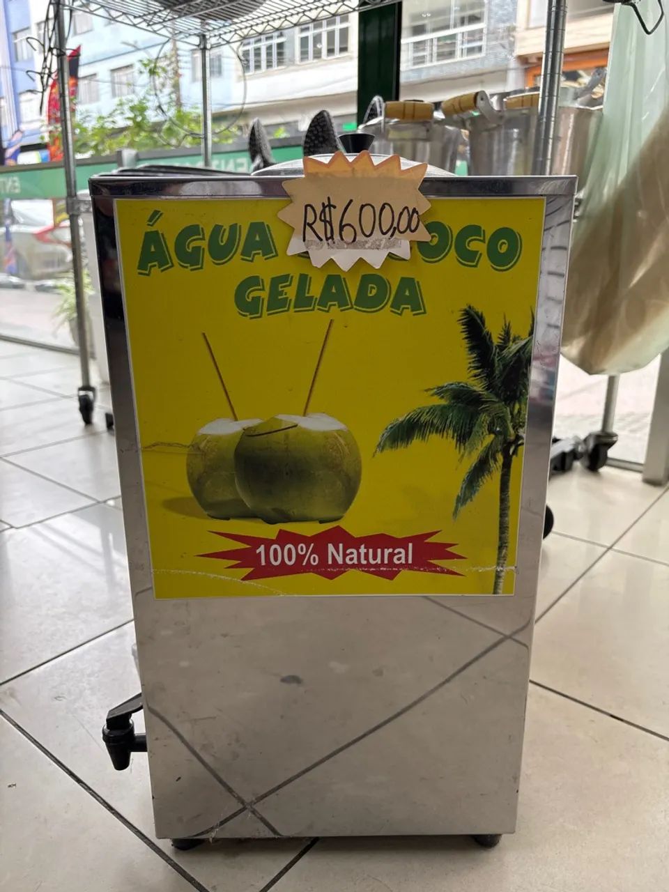 Máquina de coco natural com gelo. 