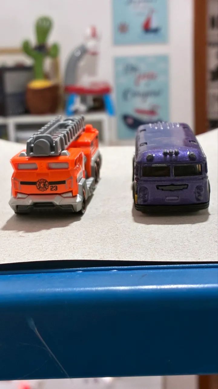 Dupla 5 Alarm + Surfin? School Bus Hot Wheels  - Foto 2