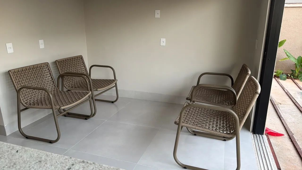 Conjunto de Poltronas + Mesa de Centro em Madeira Maciça - Foto 2
