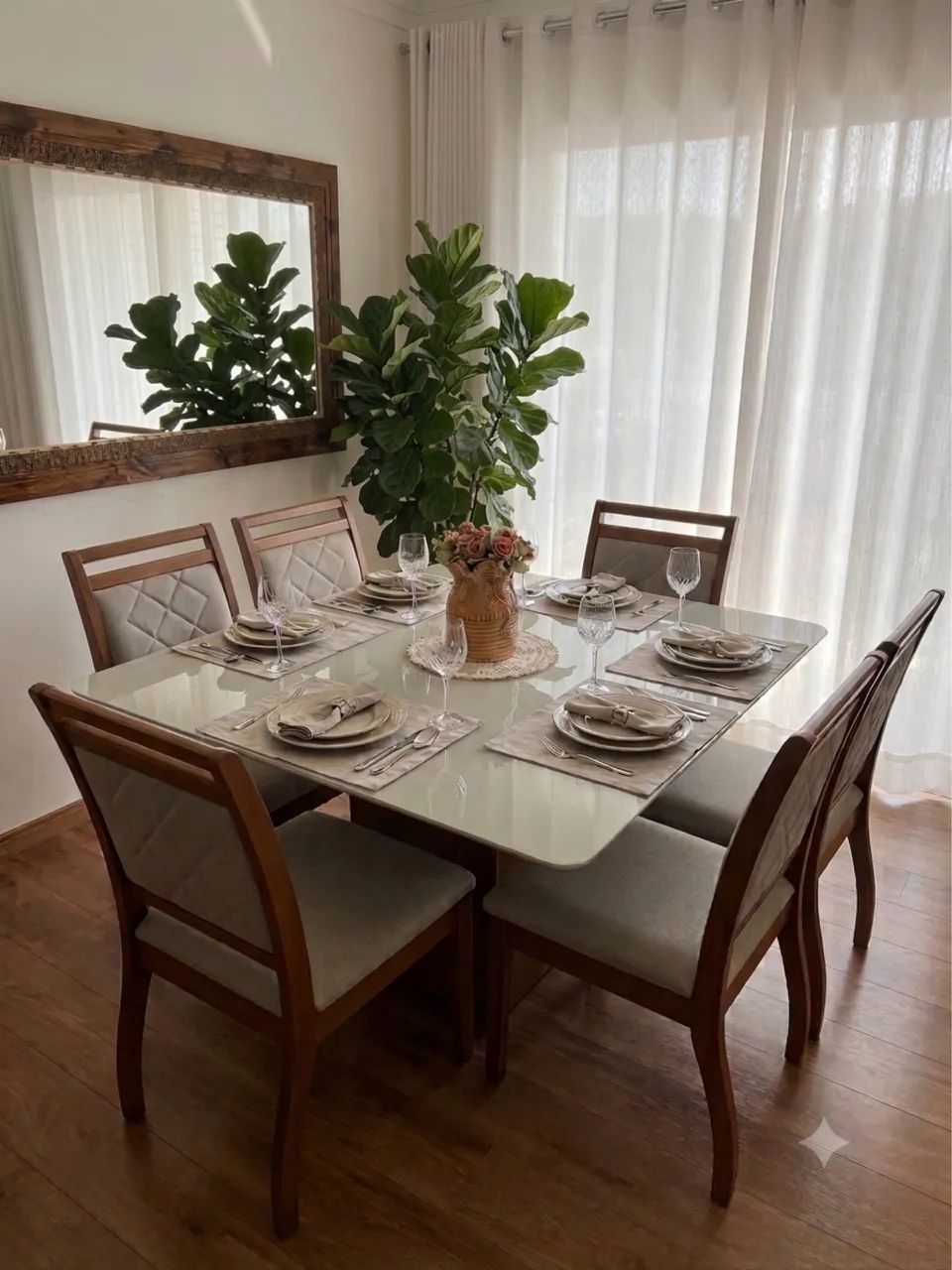 Mesa quadrada com 6 cadeiras