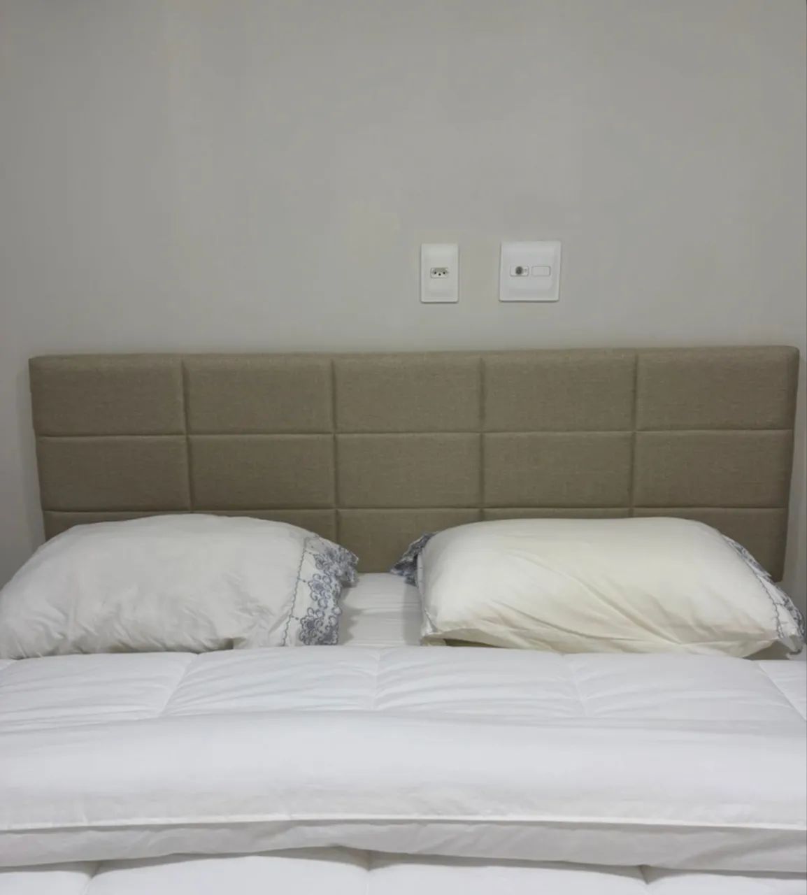 Cabeceira de cama em linho marca TokStok 