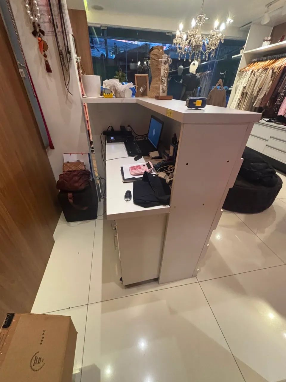 Mesa, Puff, bancada de vendas e espelho retrô  - Foto 5