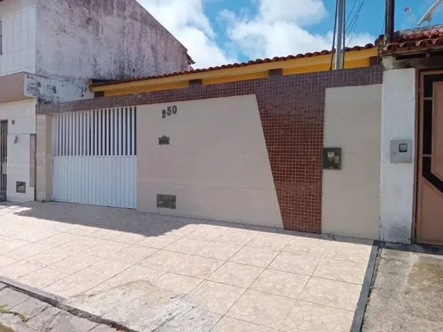 VENDO CASA EM AREINHA COM GARAGEM E QUINTAL