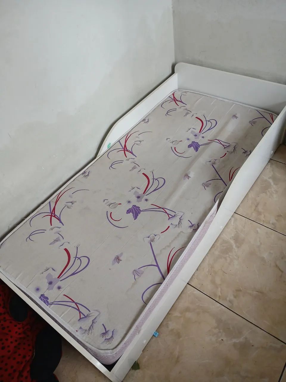 Cama infantil com colchão 