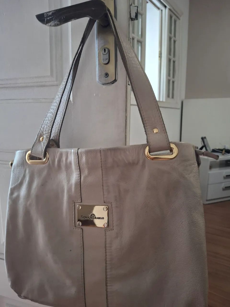 Bolsa bege, em couro da  Tomás Rabelo 