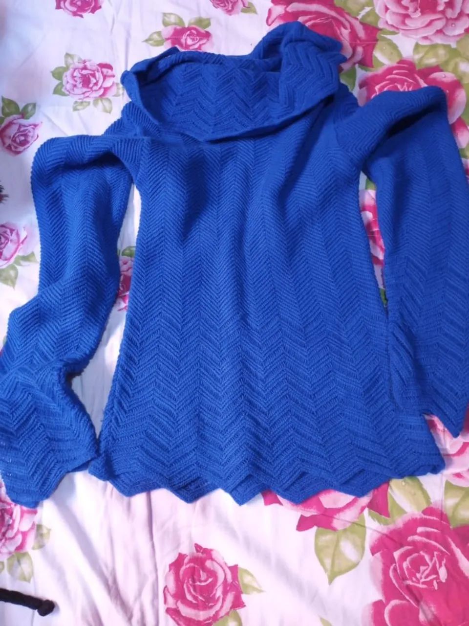 Blusa azul manga longa gola alta 