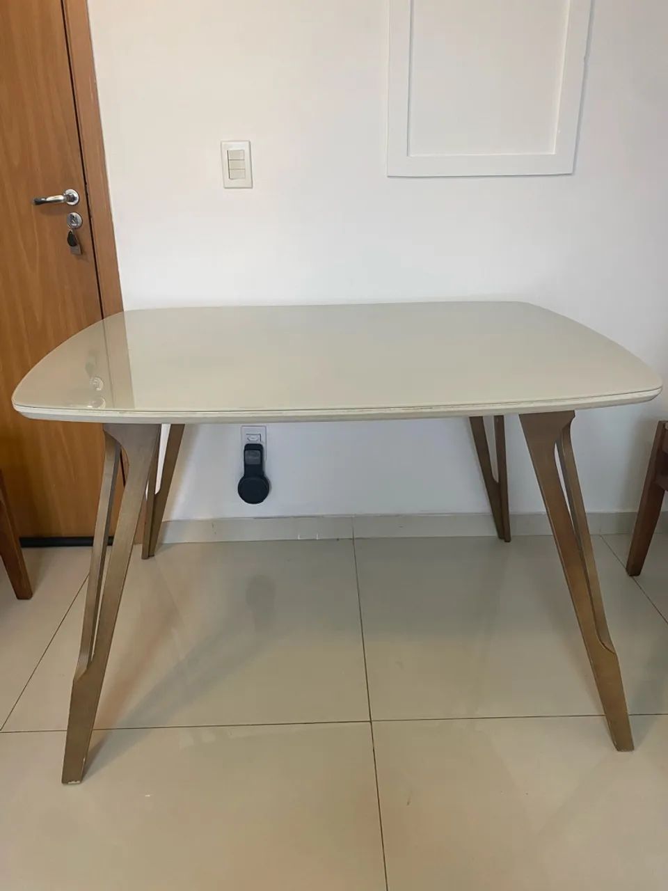 Mesa em madeira sem as cadeiras. - Foto 2