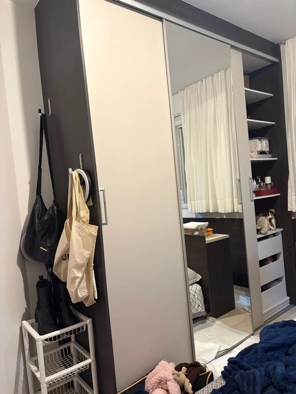 Armário três portas com espelho 