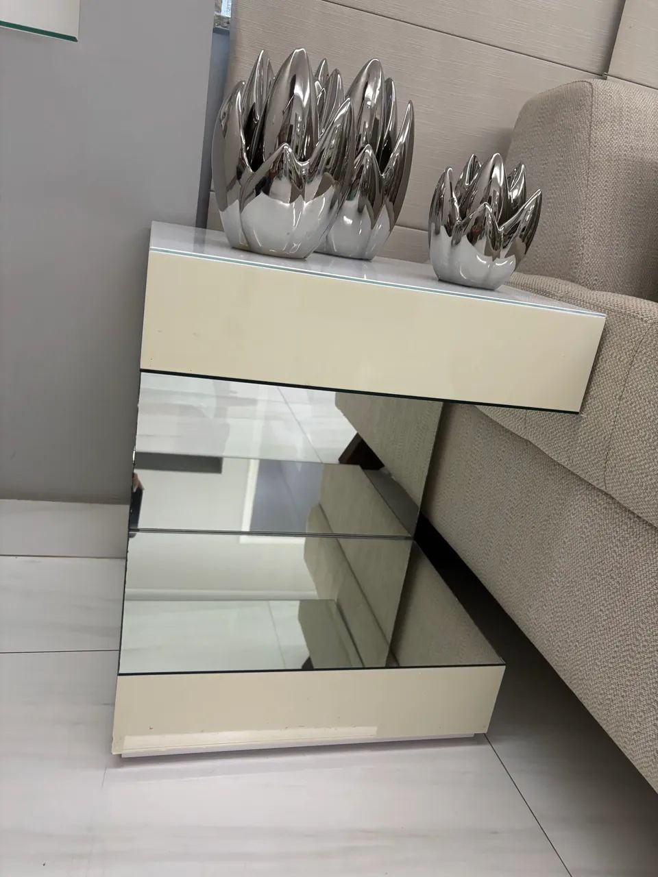2 Mesas Lateral Espelhada com Laca Brilhante - Design Moderno e Sofisticado - Foto 4