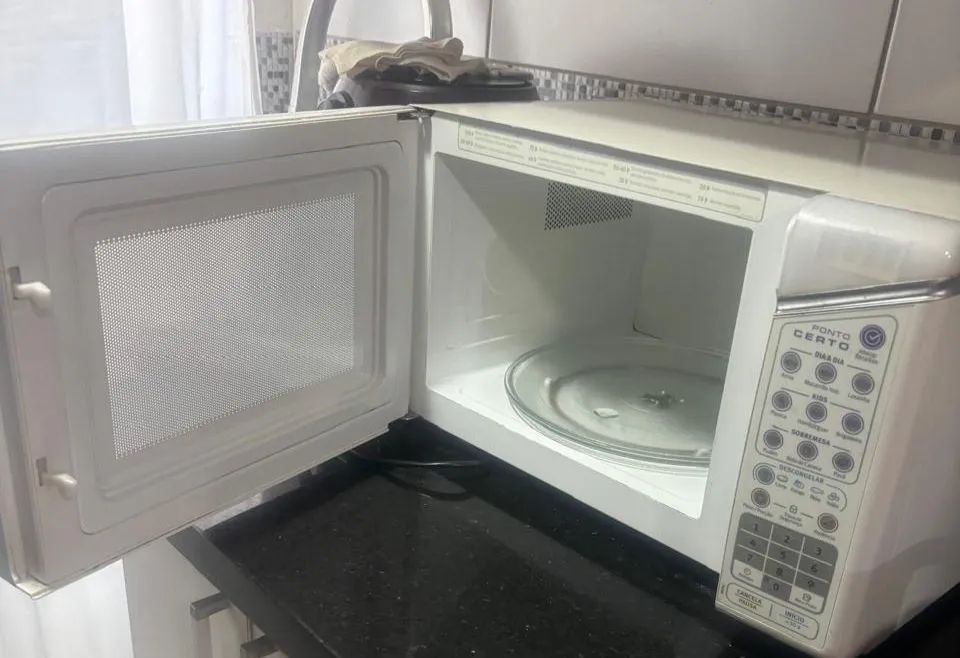 Lote de móveis e microondas usados- retirar no local