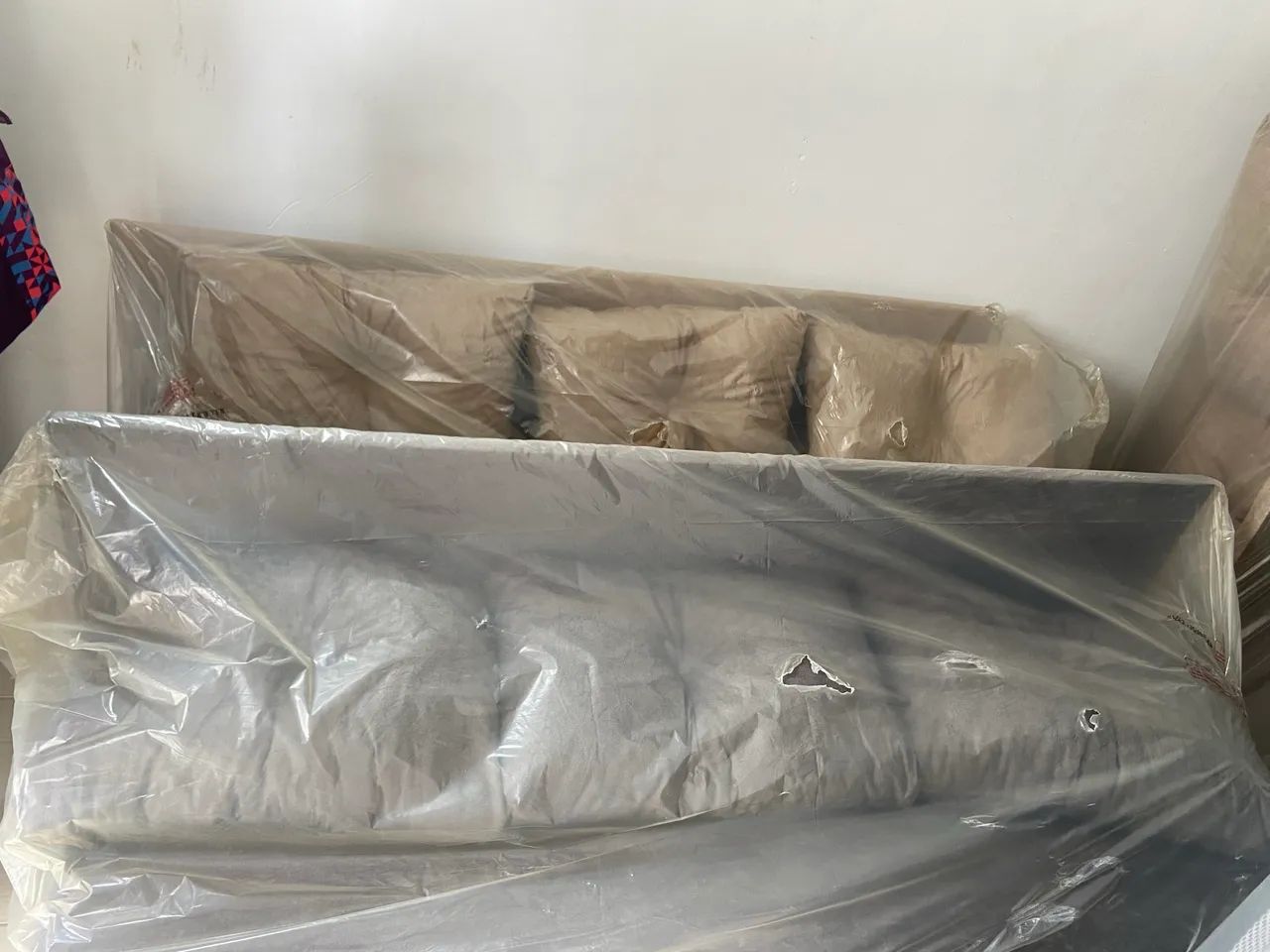 Sofá cama cinza com recosto 