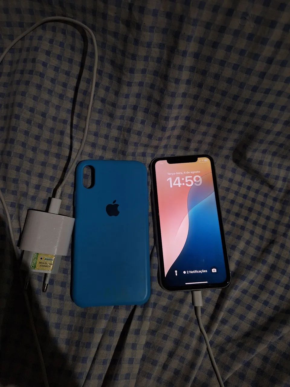 Vendo iPhone xr + 1 capa + 2 carregador