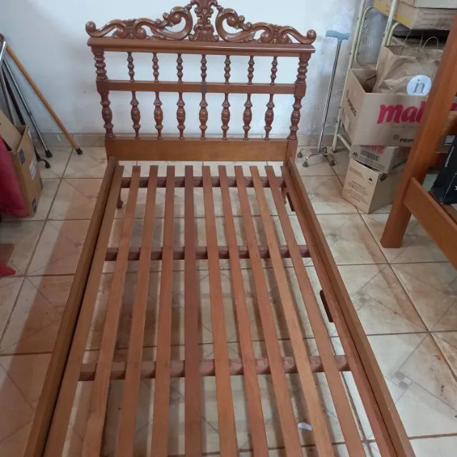 Vendo cama de solteiro de imbuia semi nova uso. Parcelo pagamento. - Foto 2