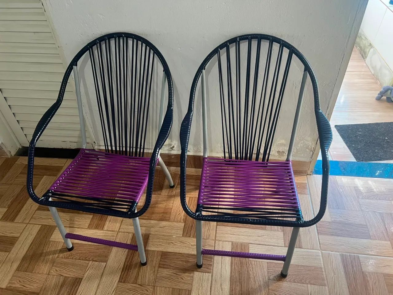 Cadeiras com estofados e cadeira de pvc  - Foto 3