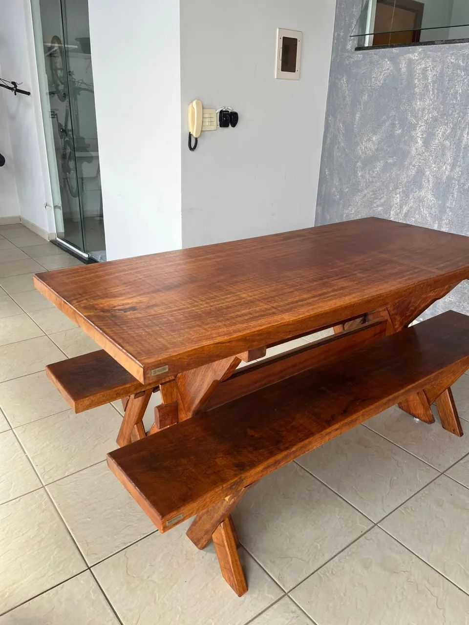 Conjunto chácara: mesa 2 metros mais bancos em madeira nobre  - Foto 2