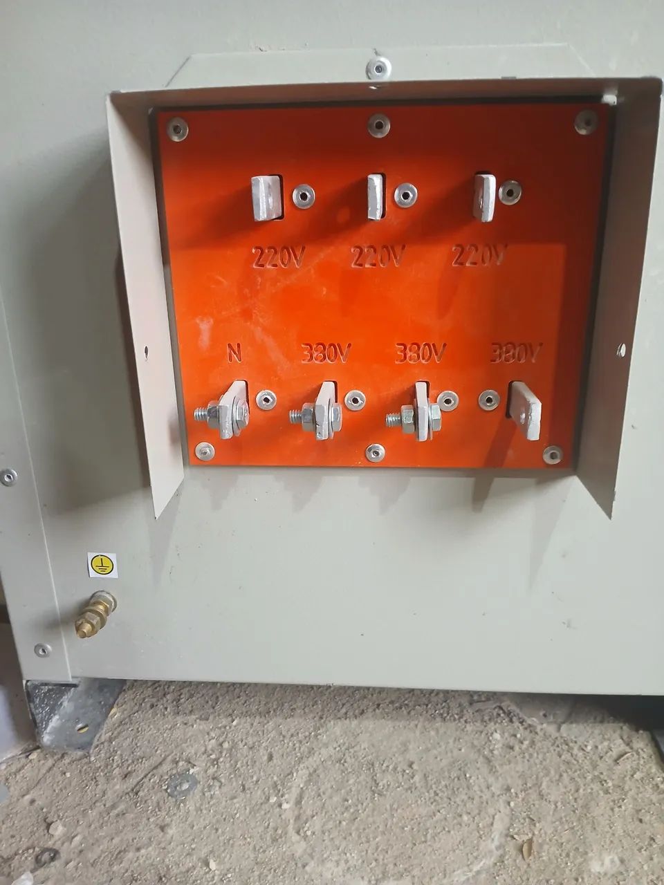 Transformador trifásico 380/220