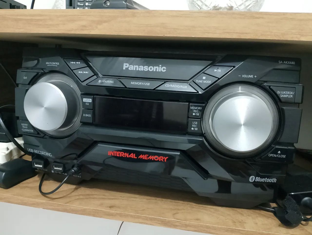System Panasonic SC-AKX800 preto com Bluetooth e memória interna.