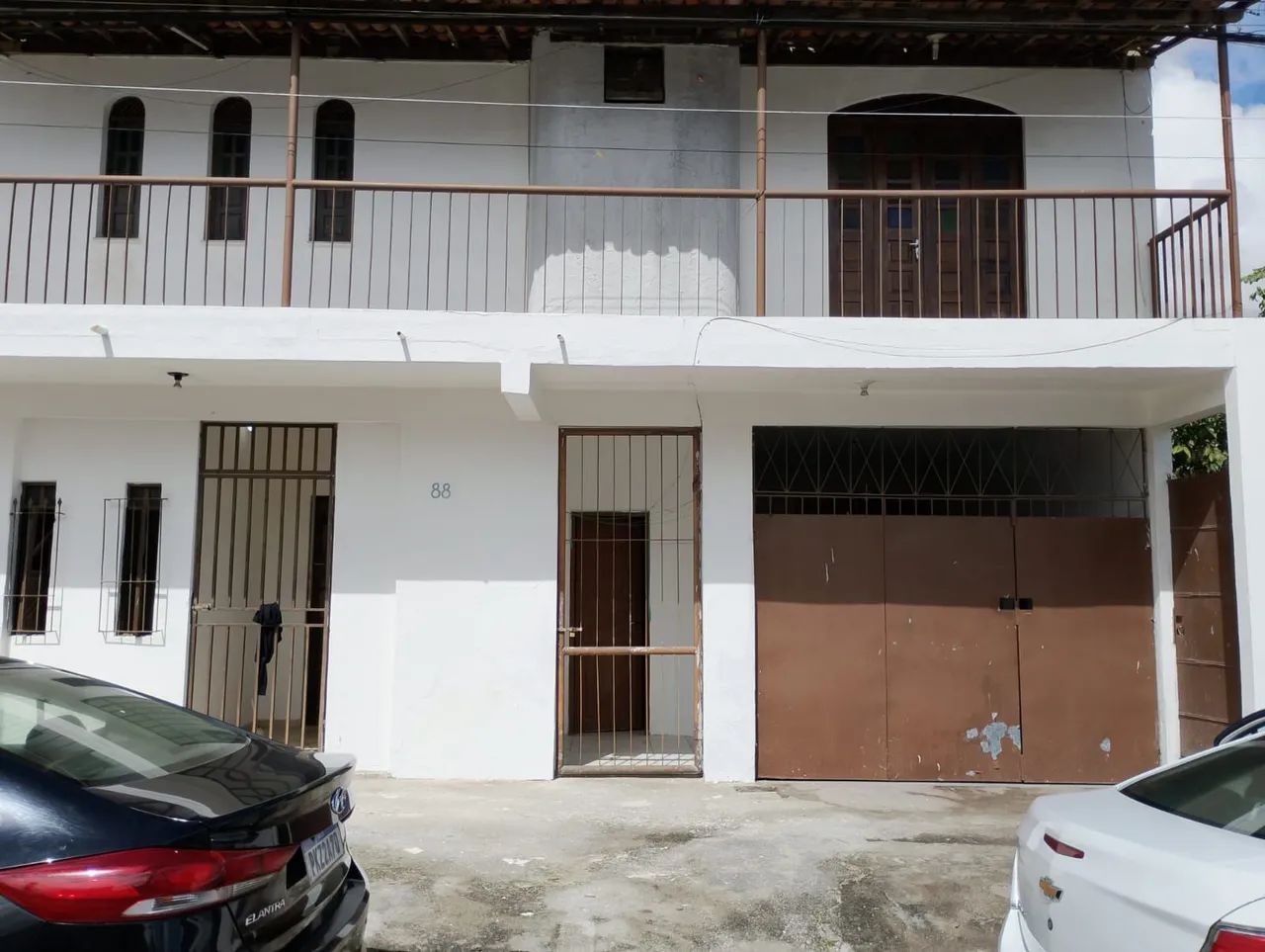 CASA COM PAVIMENTO SUPERIOR, 2 KITNETES E TERRENO DE ESQUINA NO BAIRRO P. GETULIO VARGAS!