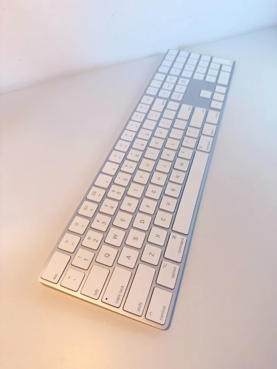 Teclado Apple Magic Keyboard com numérico Space Gray (A1843) UR019