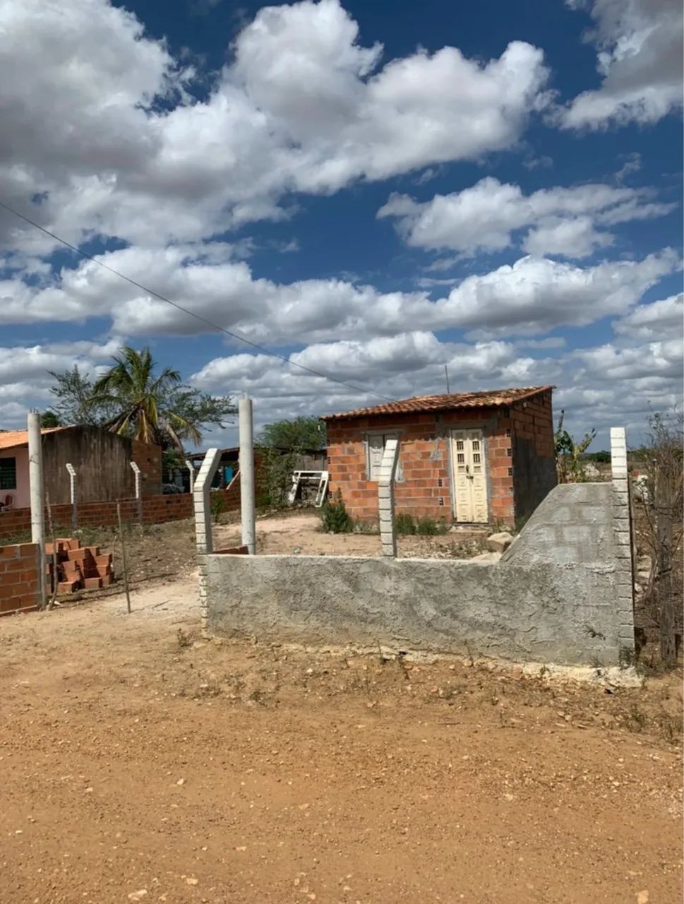 Terreno 15x70 com Casa, 2 Baias para Cavalos, Água e Energia - Feira Nova/SE
