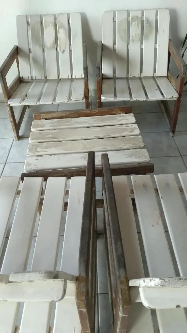 Conjunto de Móveis Antigos - Cadeiras e Mesa de Centro em Madeira - Foto 3