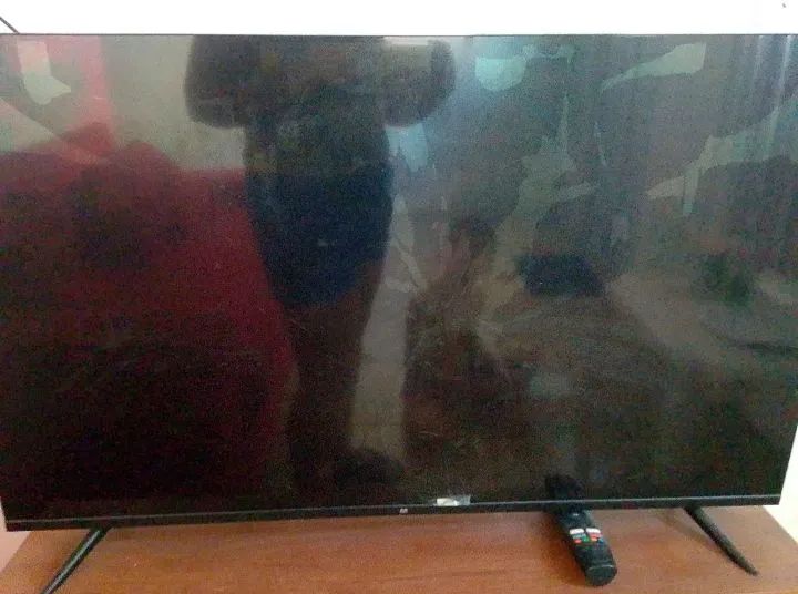 Tv multe TL066M 43 polegadas , pra retirada de peças. Caiu e quebrou a tela.  - Foto 2