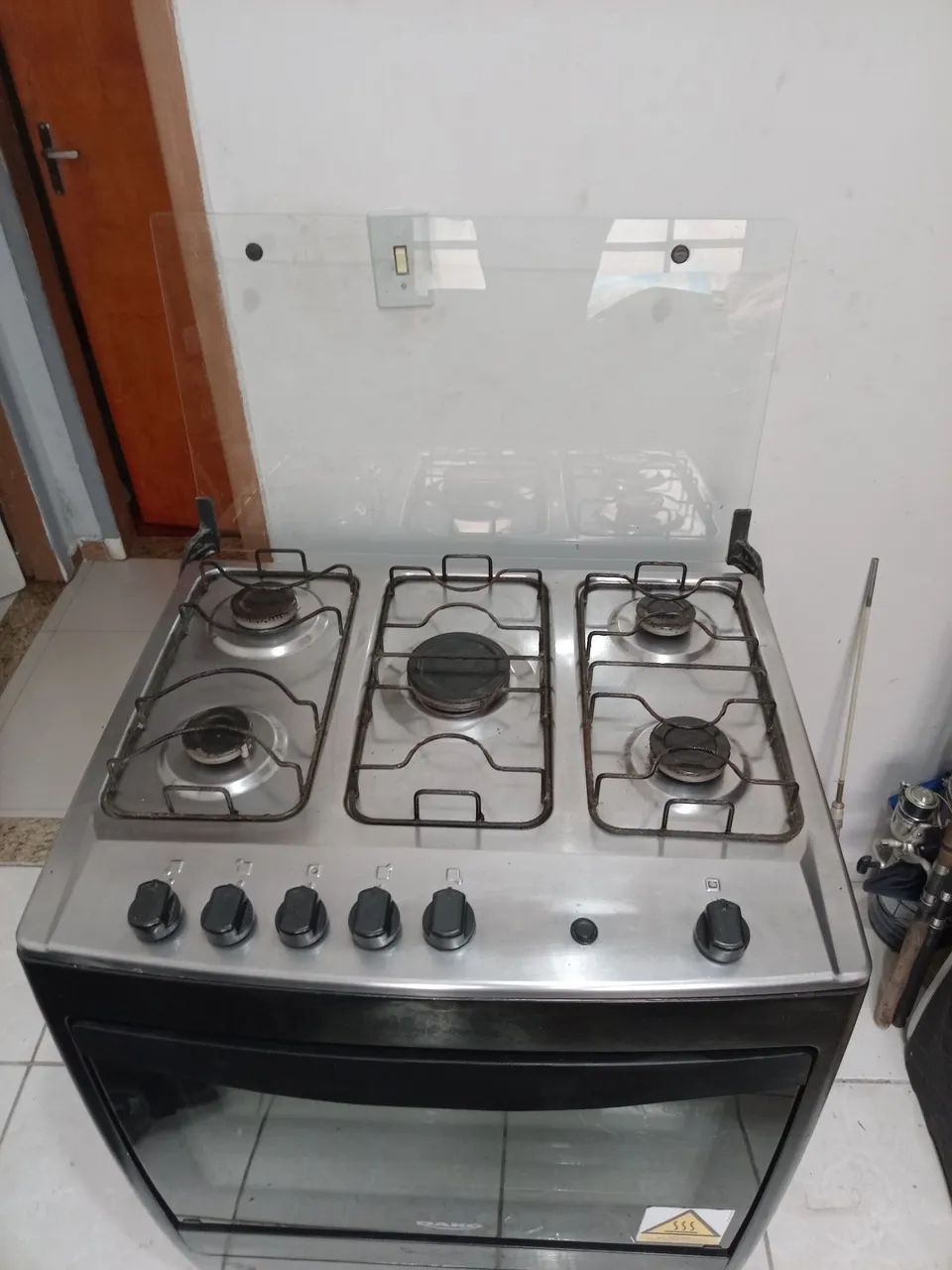 Fogão de 5 bocas.