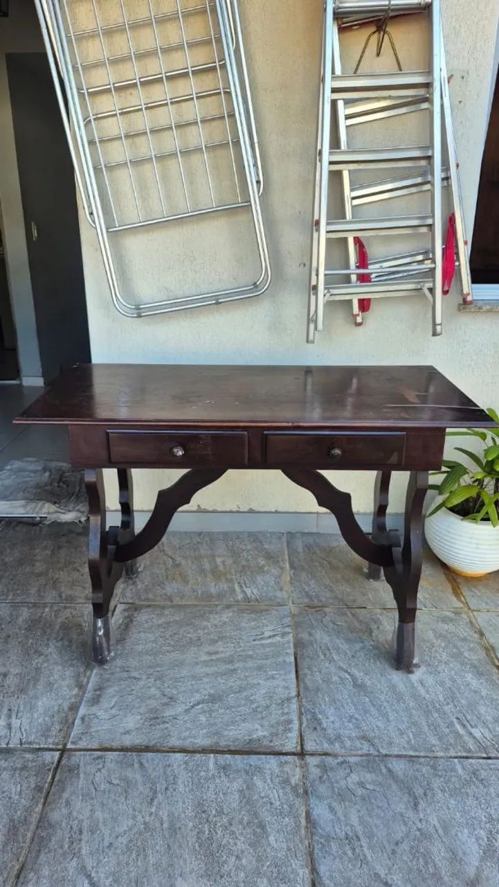 Vendo mesa escrivaninha de madeira maciça  - Foto 2