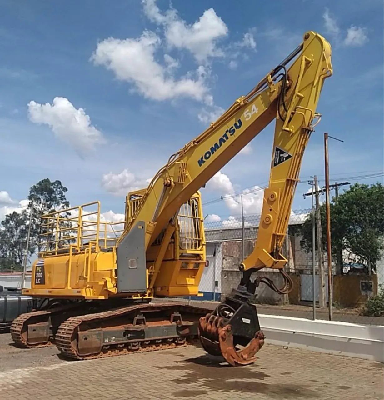 Escavadeira Komatsu PC200 LC ano 2017 com Garra Florestal, em SP - Foto 2