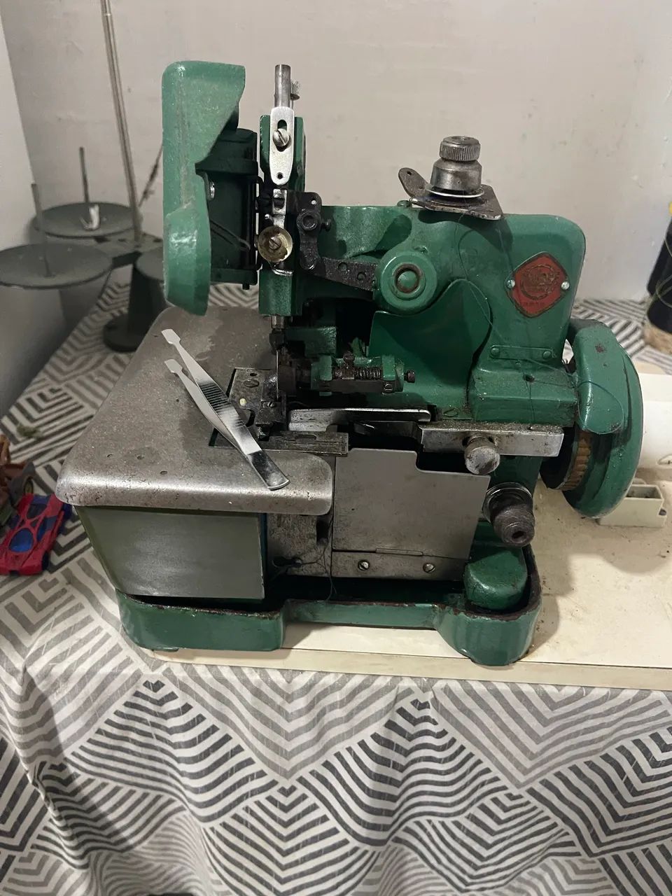 Maquina orverlok  em perfeito estado
