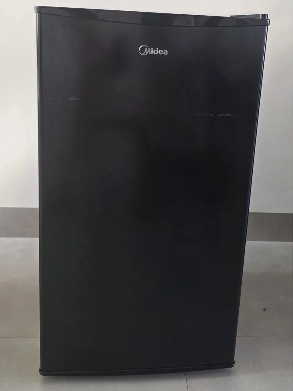 Vendo frigobar Midea Preto 93litros  - Foto 3