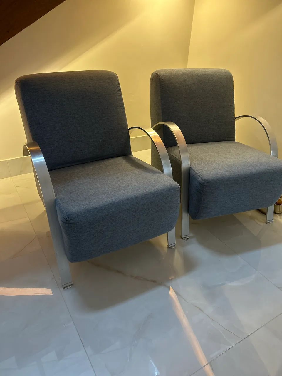 Duas poltronas modernas.