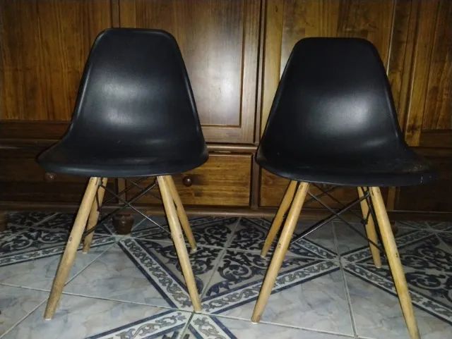 PAR DE CADEIRAS EIFFEL CHARLES EAMES PRETAS - PÉS EM MADEIRA - Foto 2