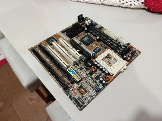 Placa Mãe Asus P5A-B Super Socket 7 AT com AGP - não da video
