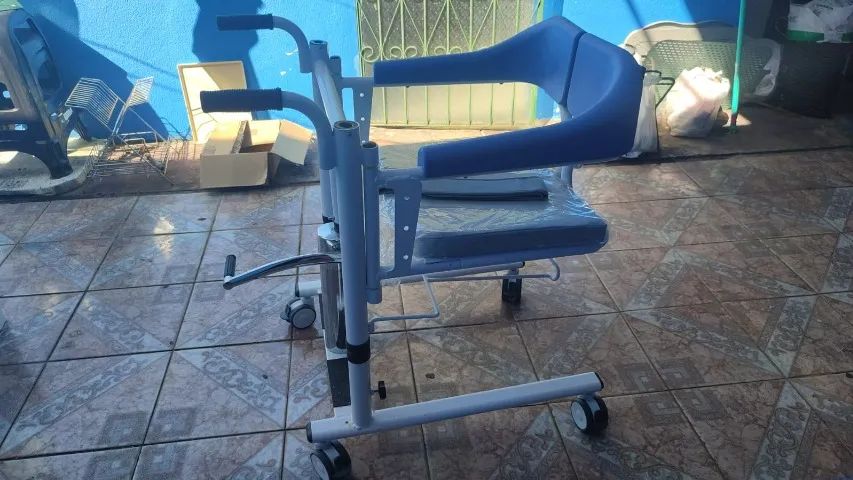 CADEIRA DE TRANSFERÊNCIA DE PACIENTE ACAMADO COM RODAS. PARA BANHO E APOIO. COMPACTA E LEV - Foto 4