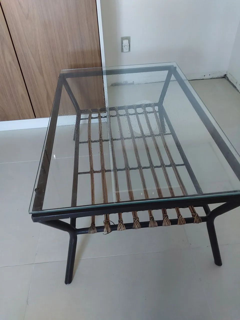 Mesa de centro de ferro e vidro