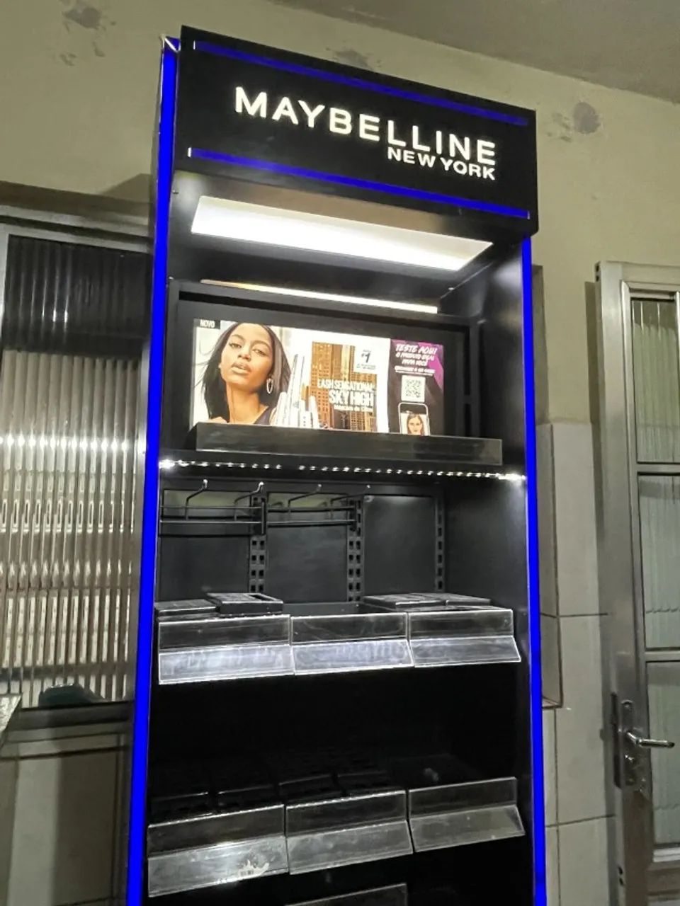 Vende-se balcão expositor com iluminação de led  - Foto 2