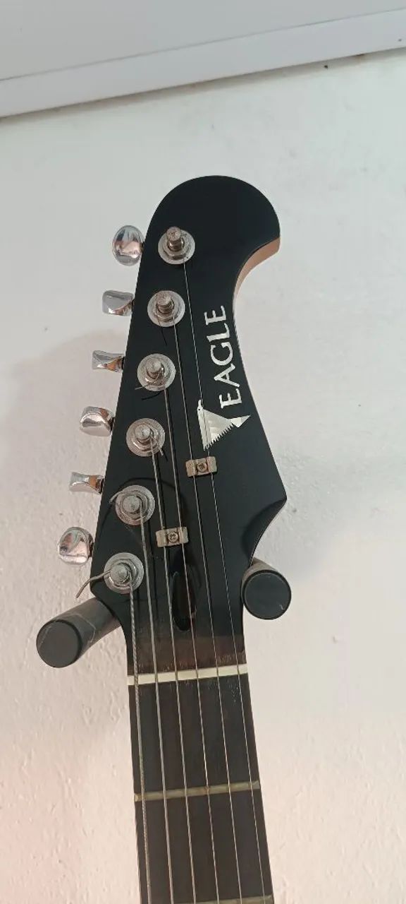 Guitarra elétrica stratocaster Eagle 