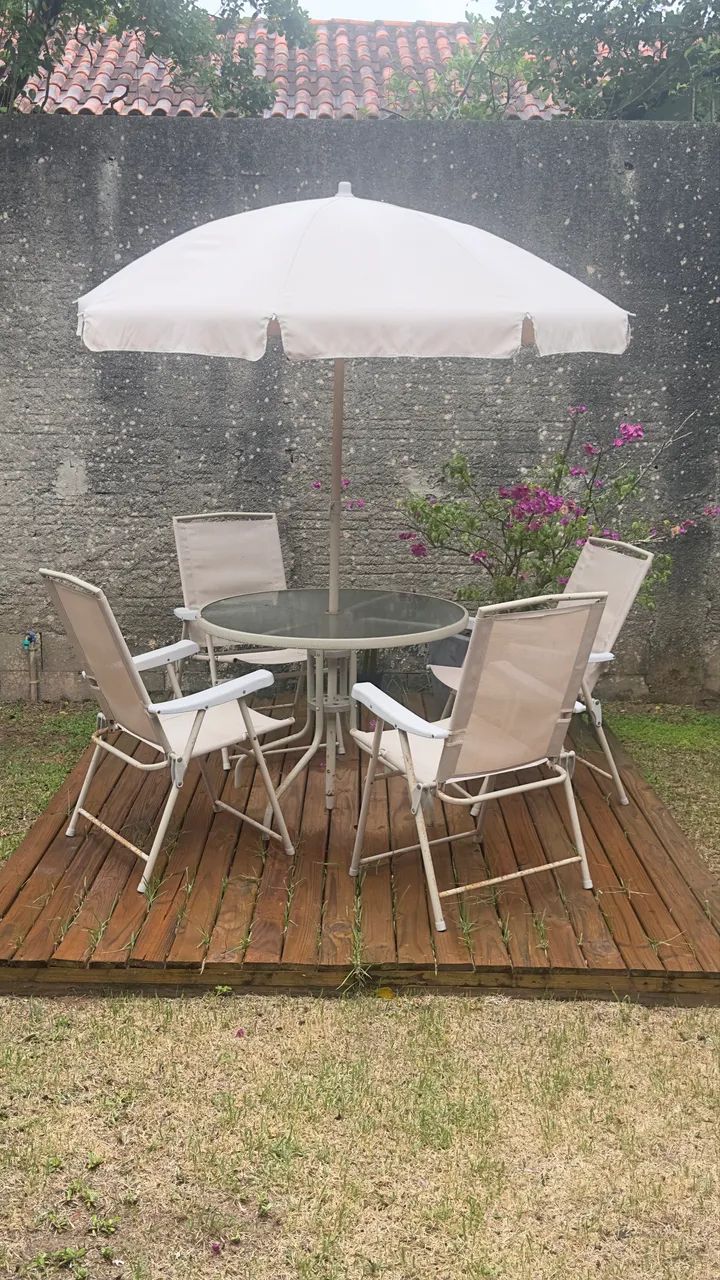 Mesa área externa e guarda-sol 