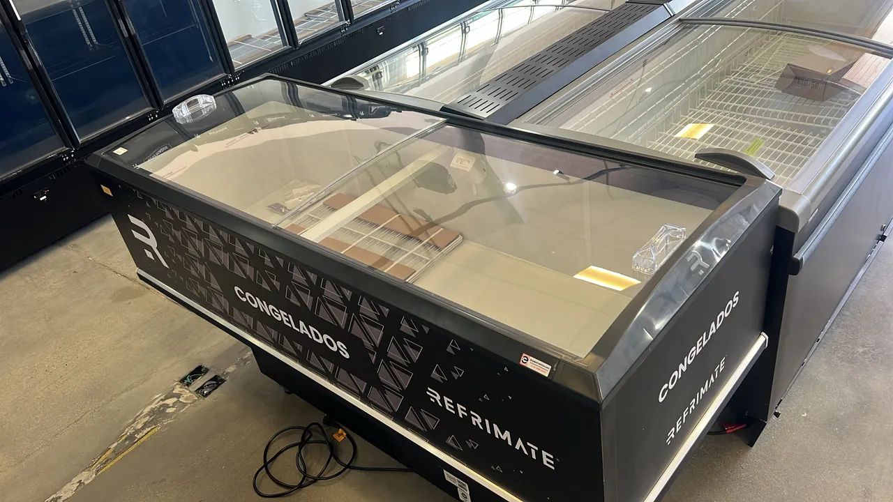 Ilha para congelados 2m com vidro curvo e iluminação em led 