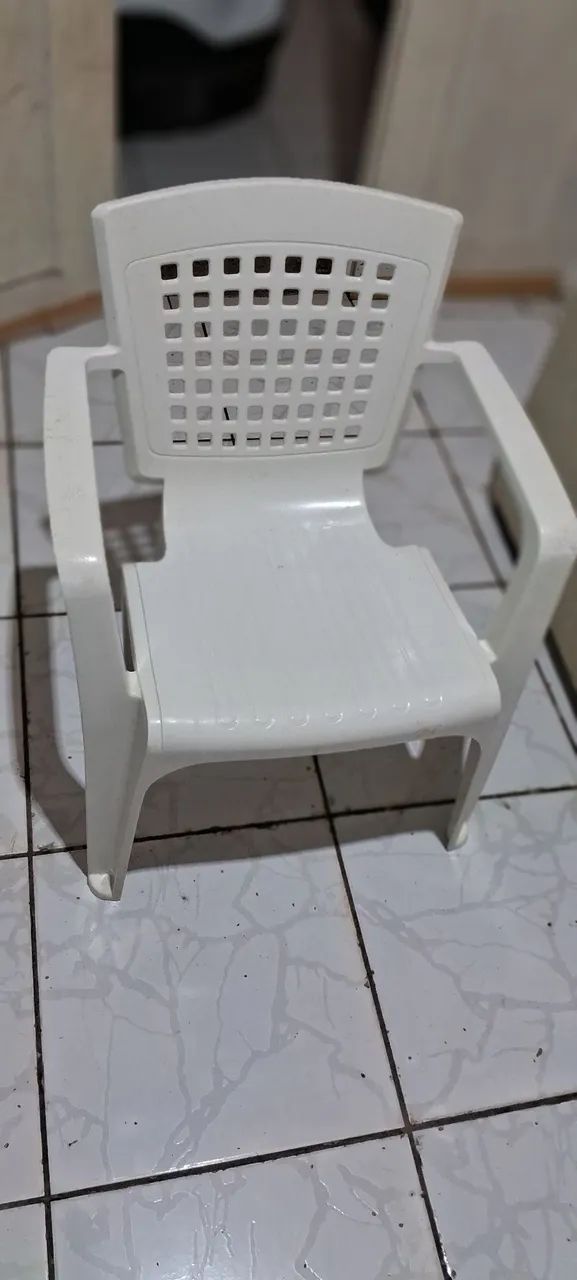 Cadeira de plástico resistente com braços 