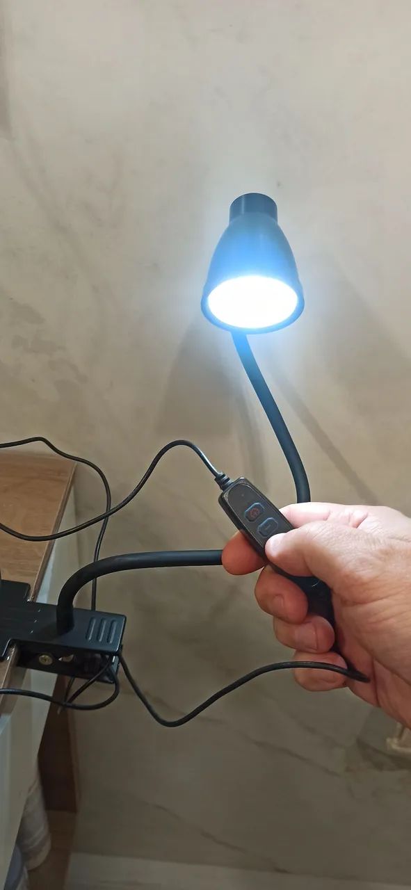 Luminária de mesa clip e Led 3 tons articulado  - Foto 3