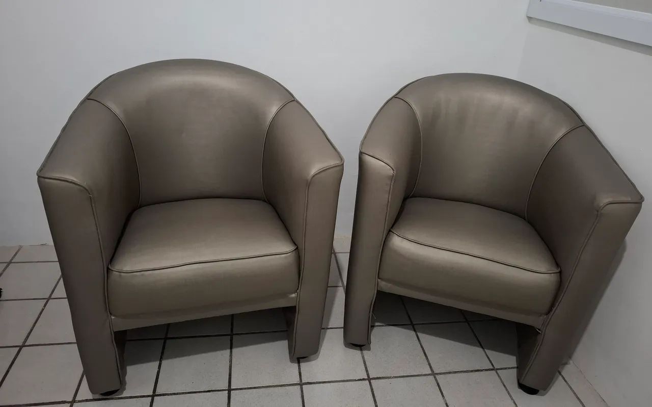 Duas poltronas e bom estado de conservação. Côr cinza escuro.  - Foto 2