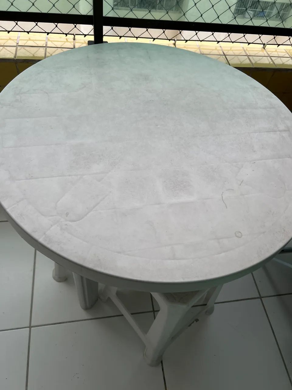 Mesa de plástico e dois bancos de plástico  - Foto 3