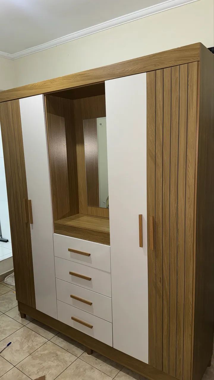 GUARDA ROUPA, COM UM MÊS DE USO 