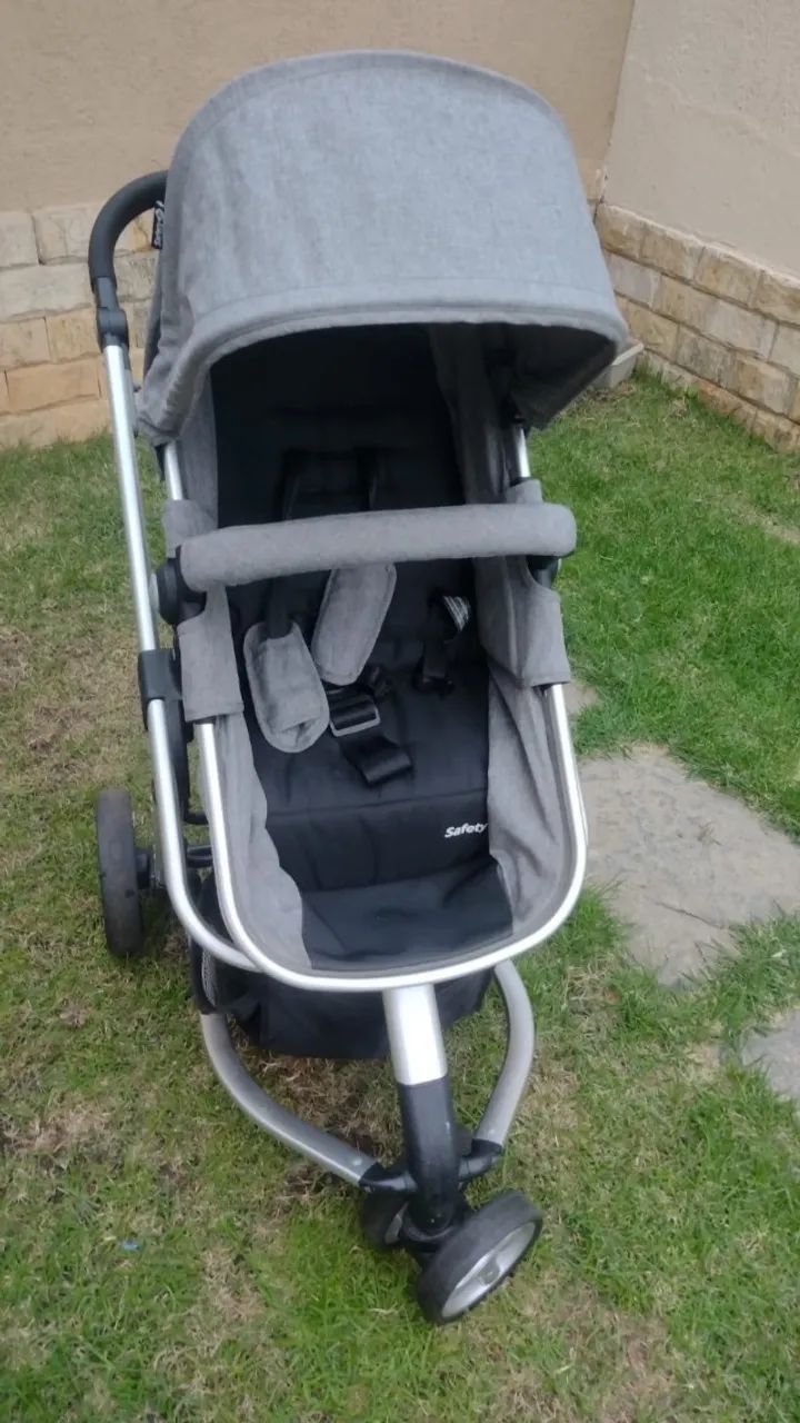 Carrinho de bebê e bebê conforto 